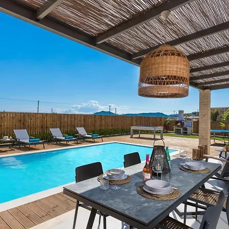 Maira Rose By Villa *